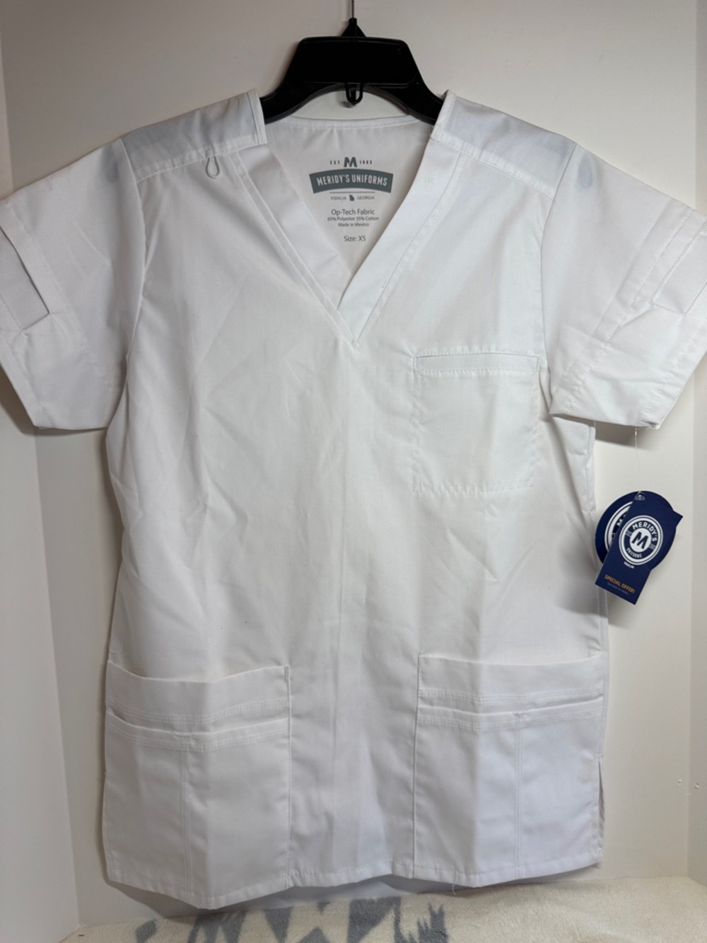 Unisex White V-Neck Scrub Top, Sz XS Meridy’s Uniform